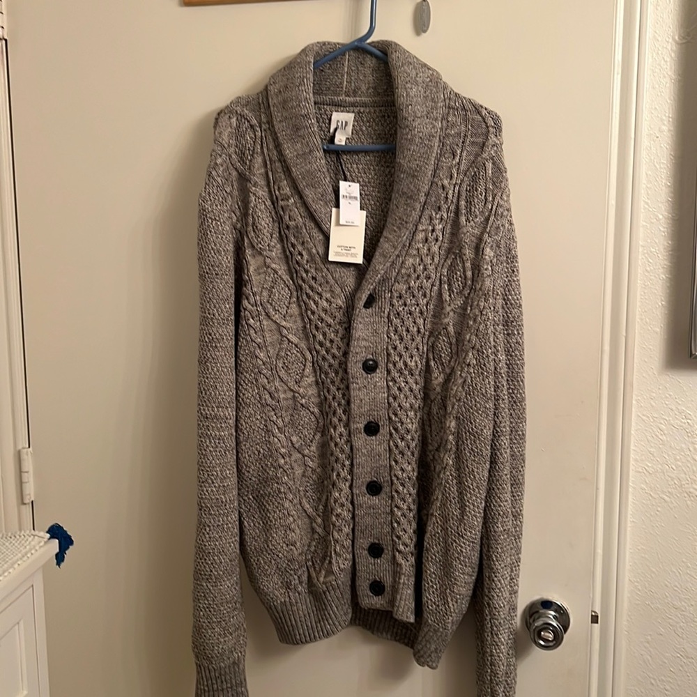 Brand new men’s sweater by Gap. Size extra large.